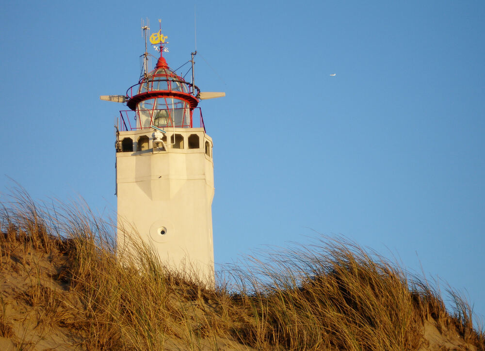 De vuurtoren van Noordwijk in het avondlicht, gezien vanaf het strand