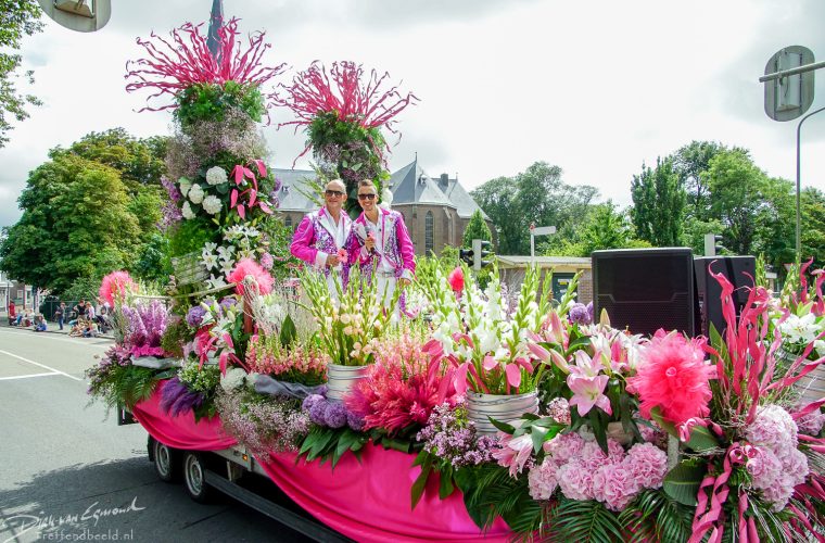 Festivalgangers op de Boulevard van Noordwijk tijdens het Blooming Festival met bloemendisplays en uitzicht op de Noordzee