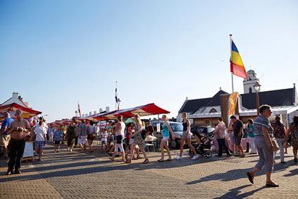 Toeristenmarkt in Katwijk aan Zee — markt-eten in Bollenstreek