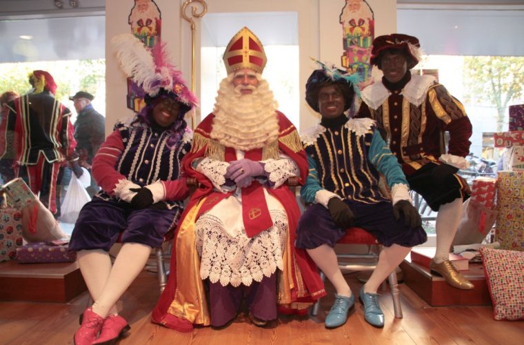Sinterklaas en zijn Pieten arriveren per boot bij de brug in het dorpshart van Lisse
