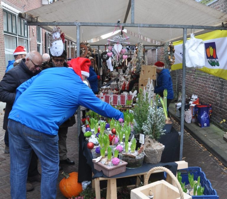 Kerstmarkt Warmond — markt-eten in Bollenstreek