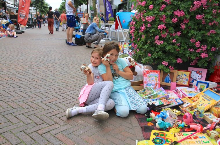 kinderrommelmarkt in het centrum van lisse