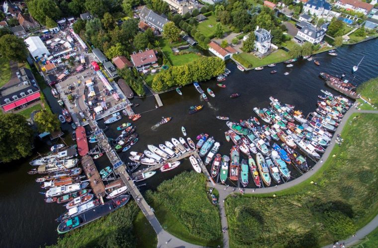 Historische en traditionele zeilschepen in de Gemeentehaven van Warmond tijdens de Schippertjesdagen