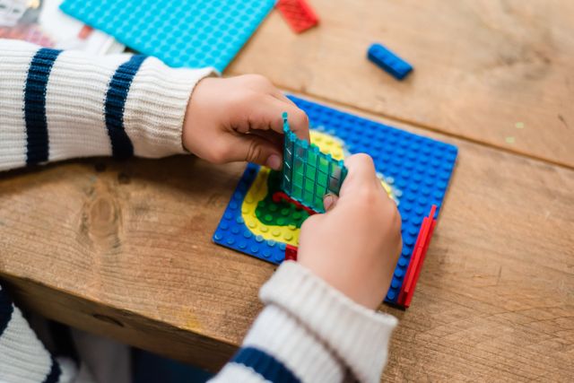 Spelen bij de Legoclub — familie-kids in de Bollenstreek