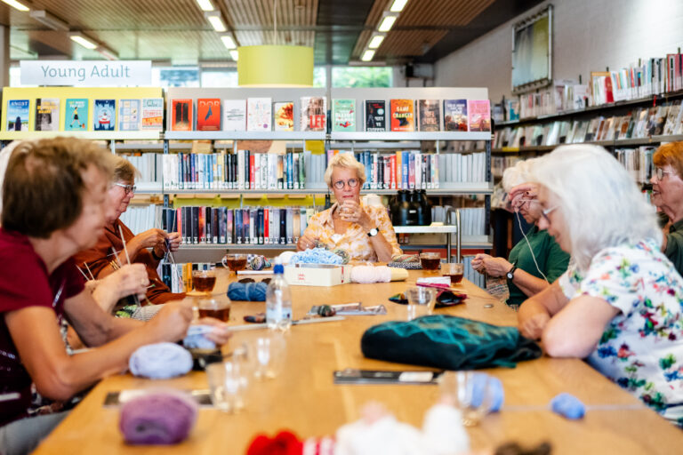 Wekelijkse breiclub in cultuurhuis Planck — Uitgaan in de Bollenstreek