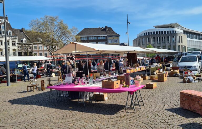 Voortuinrommelmarkt — markt-eten in de Bollenstreek